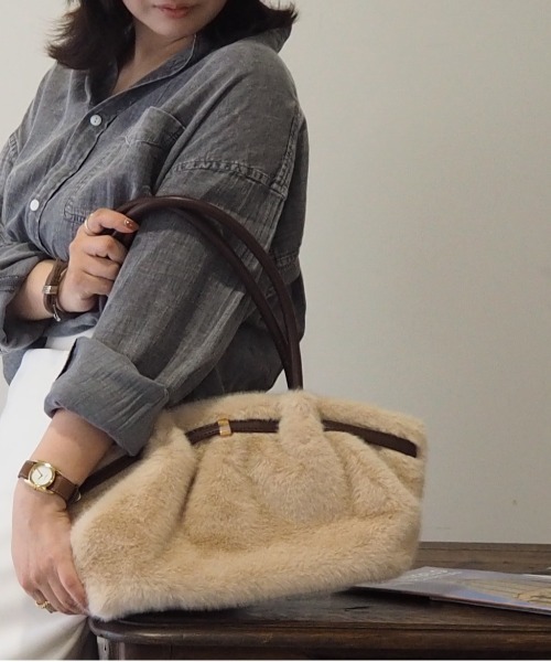 GUSCIO(グッシオ)の「【グッシオベーシック】フェイクファー ベルテッド トートバッグ / ハンドバッグ(トートバッグ・レディース・ブラック/ブラウン/アイボリー/キャメル・FREE)」の2枚目の写真