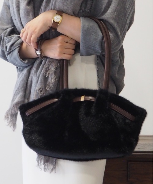 GUSCIO(グッシオ)の「【グッシオベーシック】フェイクファー ベルテッド トートバッグ / ハンドバッグ(トートバッグ・レディース・ブラック/ブラウン/アイボリー/キャメル・FREE)」の3枚目の写真