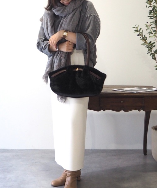 GUSCIO(グッシオ)の「【グッシオベーシック】フェイクファー ベルテッド トートバッグ / ハンドバッグ(トートバッグ・レディース・ブラック/ブラウン/アイボリー/キャメル・FREE)」の6枚目の写真