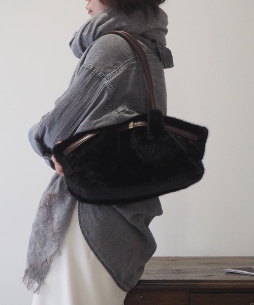 GUSCIO(グッシオ)の「【グッシオベーシック】フェイクファー ベルテッド トートバッグ / ハンドバッグ(トートバッグ・レディース・ブラック/ブラウン/アイボリー/キャメル・FREE)」の7枚目の写真
