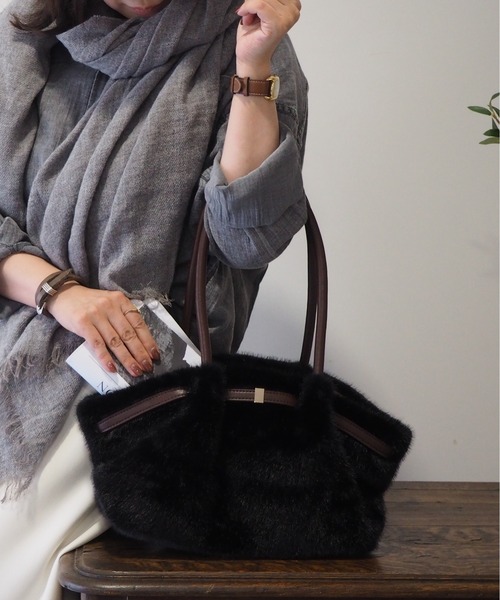 GUSCIO(グッシオ)の「【グッシオベーシック】フェイクファー ベルテッド トートバッグ / ハンドバッグ(トートバッグ・レディース・ブラック/ブラウン/アイボリー/キャメル・FREE)」の8枚目の写真