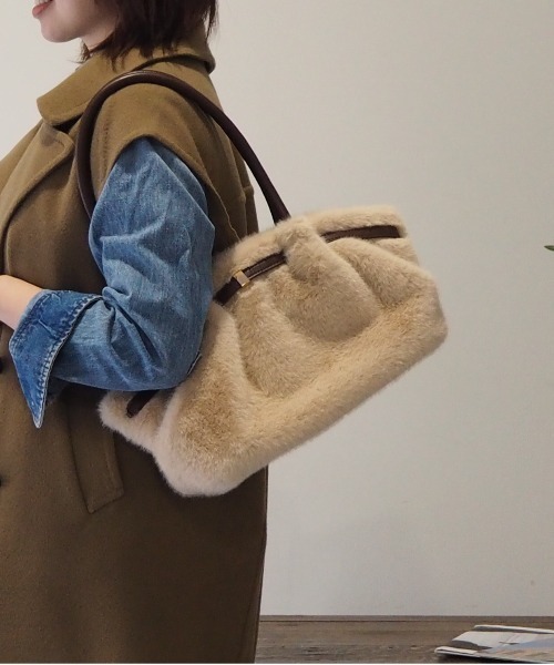 GUSCIO(グッシオ)の「【グッシオベーシック】フェイクファー ベルテッド トートバッグ / ハンドバッグ(トートバッグ・レディース・ブラック/ブラウン/アイボリー/キャメル・FREE)」の9枚目の写真