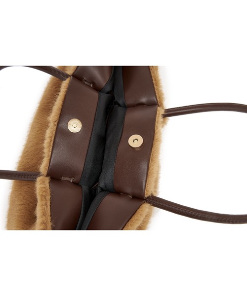 GUSCIO(グッシオ)の「【グッシオベーシック】フェイクファー ベルテッド トートバッグ / ハンドバッグ(トートバッグ・レディース・ブラック/ブラウン/アイボリー/キャメル・FREE)」の13枚目の写真