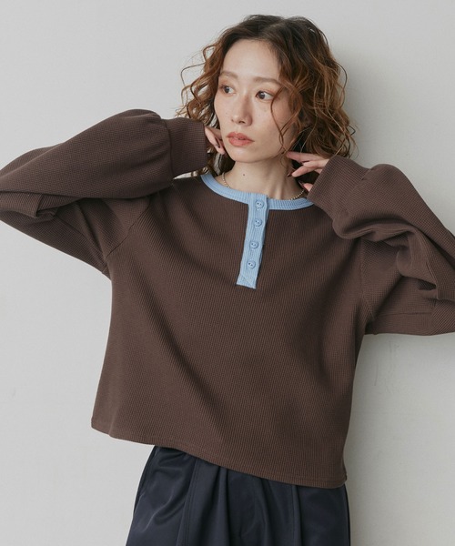 ad thie（アドティエ）の「ショート丈 バイカラー ヘンリーネック ワッフル プルオーバー（Tシャツ/カットソー・レディース・オフホワイト/ライトブルー/ブラウン/杢グレー・FREE）」の3枚目の写真