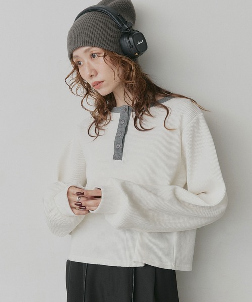 ad thie（アドティエ）の「ショート丈 バイカラー ヘンリーネック ワッフル プルオーバー（Tシャツ/カットソー・レディース・オフホワイト/ライトブルー/ブラウン/杢グレー・FREE）」の2枚目の写真