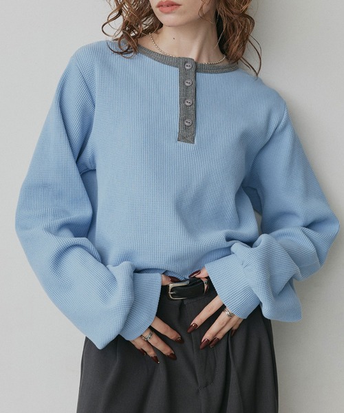 ad thie（アドティエ）の「ショート丈 バイカラー ヘンリーネック ワッフル プルオーバー（Tシャツ/カットソー・レディース・オフホワイト/ライトブルー/ブラウン/杢グレー・FREE）」の4枚目の写真