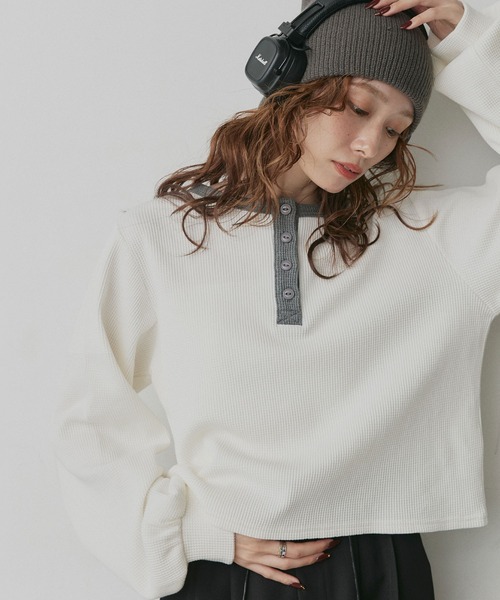 ad thie（アドティエ）の「ショート丈 バイカラー ヘンリーネック ワッフル プルオーバー（Tシャツ/カットソー・レディース・オフホワイト/ライトブルー/ブラウン/杢グレー・FREE）」の8枚目の写真