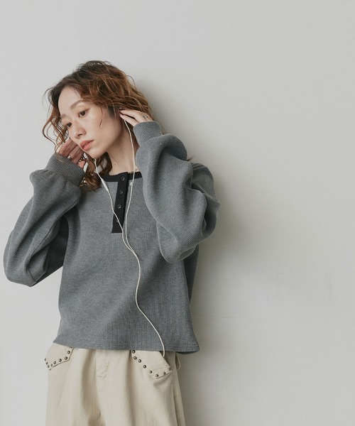 ad thie（アドティエ）の「ショート丈 バイカラー ヘンリーネック ワッフル プルオーバー（Tシャツ/カットソー・レディース・オフホワイト/ライトブルー/ブラウン/杢グレー・FREE）」の13枚目の写真