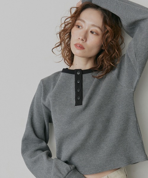 ad thie（アドティエ）の「ショート丈 バイカラー ヘンリーネック ワッフル プルオーバー（Tシャツ/カットソー・レディース・オフホワイト/ライトブルー/ブラウン/杢グレー・FREE）」の14枚目の写真