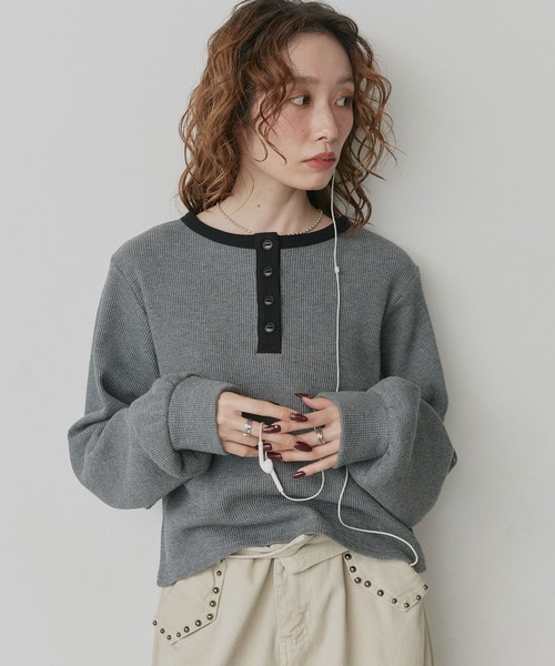 ad thie（アドティエ）の「ショート丈 バイカラー ヘンリーネック ワッフル プルオーバー（Tシャツ/カットソー・レディース・オフホワイト/ライトブルー/ブラウン/杢グレー・FREE）」の15枚目の写真