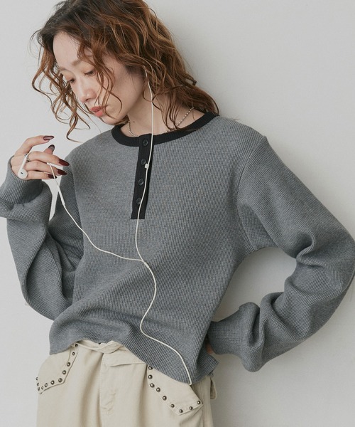 ad thie（アドティエ）の「ショート丈 バイカラー ヘンリーネック ワッフル プルオーバー（Tシャツ/カットソー・レディース・オフホワイト/ライトブルー/ブラウン/杢グレー・FREE）」の18枚目の写真