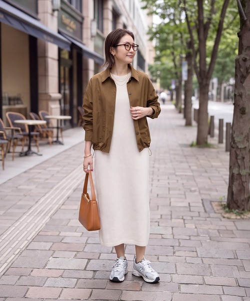 STYLE DELI(スタイルデリ)の「裾が絞れるしっとりシボ入りナイロンシャツジャケット(ナイロンジャケット・レディース・ブラウン系その他/チャコール・FREE)」の3枚目の写真