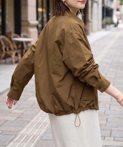 STYLE DELI(スタイルデリ)の「裾が絞れるしっとりシボ入りナイロンシャツジャケット(ナイロンジャケット・レディース・ブラウン系その他/チャコール・FREE)」の5枚目の写真