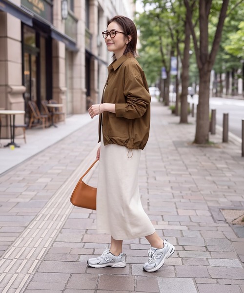 STYLE DELI(スタイルデリ)の「裾が絞れるしっとりシボ入りナイロンシャツジャケット(ナイロンジャケット・レディース・ブラウン系その他/チャコール・FREE)」の7枚目の写真