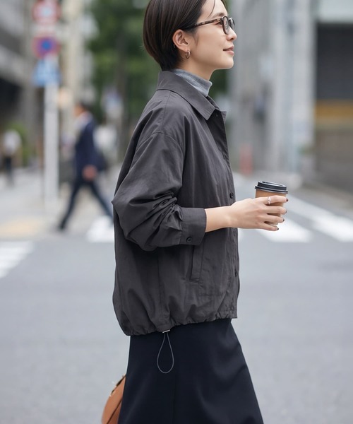 STYLE DELI(スタイルデリ)の「裾が絞れるしっとりシボ入りナイロンシャツジャケット(ナイロンジャケット・レディース・ブラウン系その他/チャコール・FREE)」の9枚目の写真
