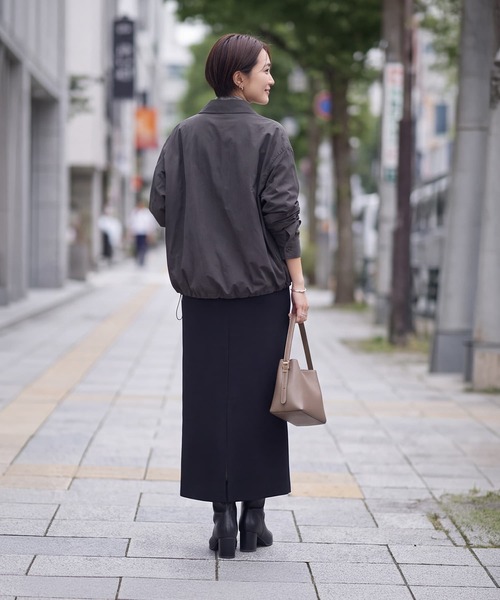 STYLE DELI(スタイルデリ)の「裾が絞れるしっとりシボ入りナイロンシャツジャケット(ナイロンジャケット・レディース・ブラウン系その他/チャコール・FREE)」の11枚目の写真