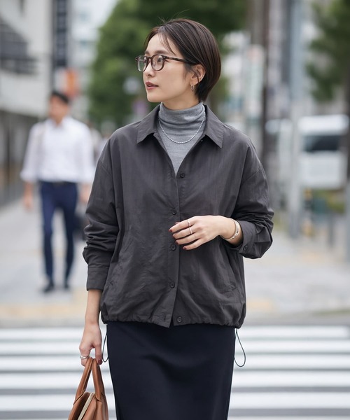 STYLE DELI(スタイルデリ)の「裾が絞れるしっとりシボ入りナイロンシャツジャケット(ナイロンジャケット・レディース・ブラウン系その他/チャコール・FREE)」の12枚目の写真