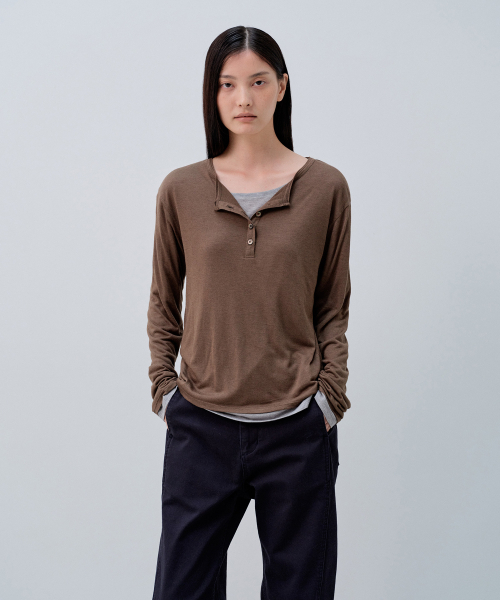 NOTIA(ノティア)の「ヘンリーネックTシャツ_ブラウン(Tシャツ/カットソー・レディース・その他・SMALL/MEDIUM)」の1枚目の写真