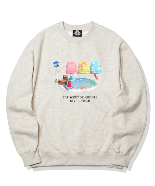 TRIPSHION(トリップション)の「Colorful Bench Graphic クルーネック - 9 カラー(スウェット・レディース・ホワイト/ブラック/ベージュ/ブラウン/グレー/オレンジ/ブルー/グリーン/アイボリー・MEDIUM/LARGE/X-LARGE)」の2枚目の写真