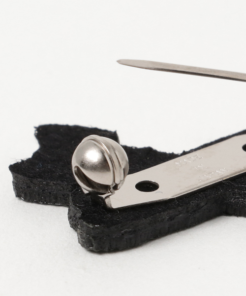 CHUBBYGANG（チャビーギャング）の「矢モチーフロゴブローチ（その他小物・キッズ・ブラック/レッド・FREE）」の4枚目の写真