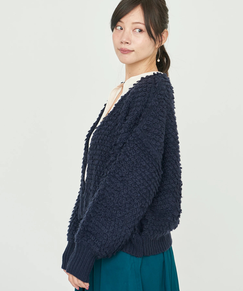 earth music&ecology（アースミュージックアンドエコロジー）の「・ループ編みショートニットカーディガン（カーディガン/ボレロ・レディース・ネイビー/アイボリー/ライトピンク/グレイッシュベージュ・FREE）」の3枚目の写真