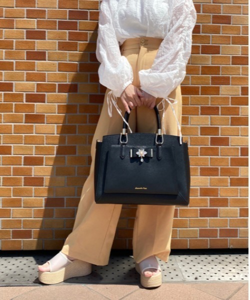 SAMANTHAVEGA(サマンサベガ)の「ビジュー&リボン付トート 大(ハンドバッグ・レディース・ホワイト/ブラック/ネイビー/グレー/ワインレッド/ピンクベージュ・FREE)」の3枚目の写真