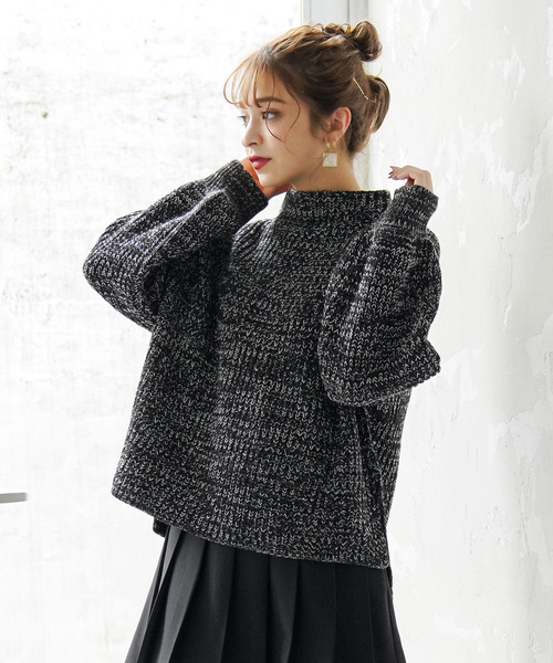 Newlyme(ニューリーミー)の「ボトルネックバルーンスリーブ畦ニットトップス(ニット/セーター・レディース・チャコールグレー/ブラック/ベージュ/パープル/オフホワイト/ブルー/ボルドー/モカ/ブラック×ホワイト/ピンク系その他/ライトベージュ/カーキ/オレンジ/ライム/ダークブルー/ブラウン/グレー/ピンクベージュ/コバルトブルー/ライトパープル/イエロー・MEDIUM/LARGE/SMALL/XX-LARGE/X-LARGE)」の4枚目の写真