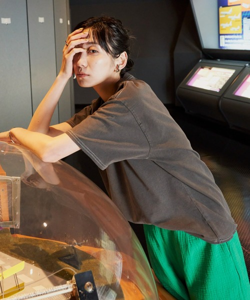 Russell Athletic（ラッセルアスレティック）の「【RUSSELL×Holiday別注】Bookstore Jersey S/S T-Pigment（Tシャツ/カットソー・レディース・ブルー/ピンク/イエロー/チャコールグレー/ナチュラル・LARGE/MEDIUM）」の6枚目の写真