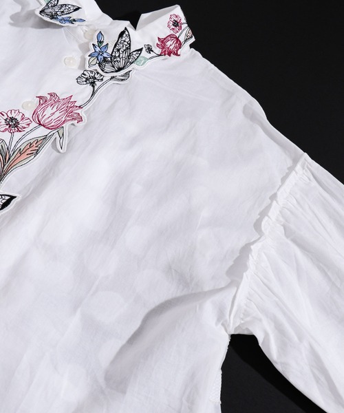iS ScoLar（イズスカラー）の「蝶花前立て刺繍シャツ（シャツ