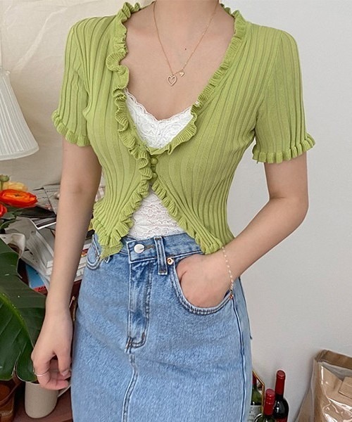 chuu（チュー）の「CHUU リムリブフリルニット（Tシャツ/カットソー・レディース・ブラック/レッド/アイボリー/ライトグリーン・FREE）」の3枚目の写真