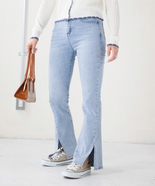 Monocoro toppi（モノコロトッピ）の「スリット入り ストレッチ ストレートデニムパンツ（デニムパンツ・レディース・ライトブルー/ブラック・MEDIUM）」の3枚目の写真