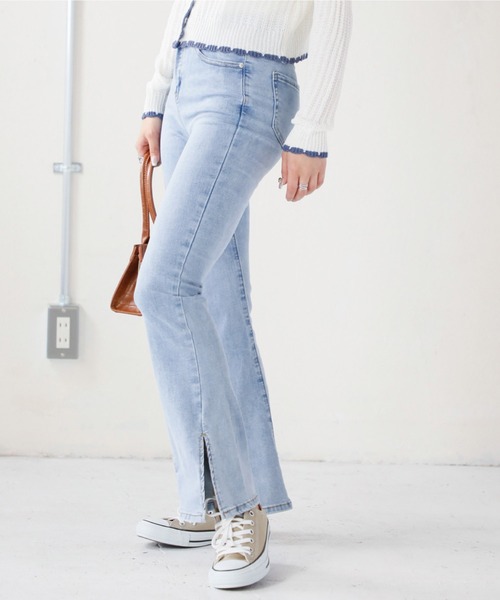 Monocoro toppi（モノコロトッピ）の「スリット入り ストレッチ ストレートデニムパンツ（デニムパンツ・レディース・ライトブルー/ブラック・MEDIUM）」の4枚目の写真