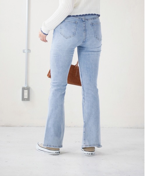 Monocoro toppi（モノコロトッピ）の「スリット入り ストレッチ ストレートデニムパンツ（デニムパンツ・レディース・ライトブルー/ブラック・MEDIUM）」の5枚目の写真