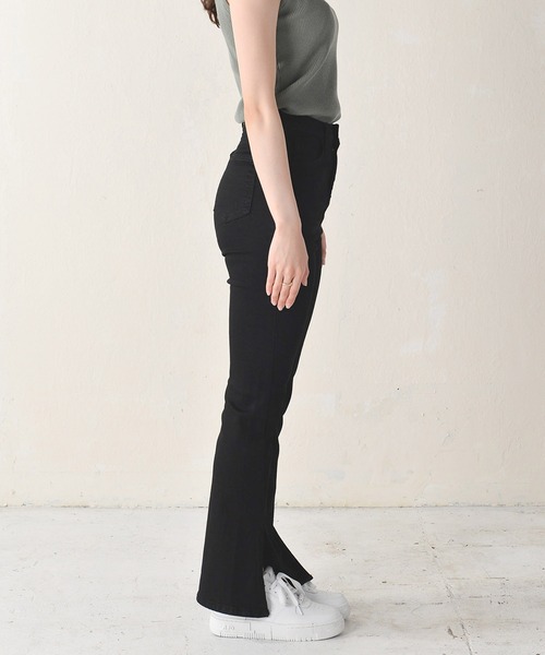 Monocoro toppi（モノコロトッピ）の「スリット入り ストレッチ ストレートデニムパンツ（デニムパンツ・レディース・ライトブルー/ブラック・MEDIUM）」の12枚目の写真