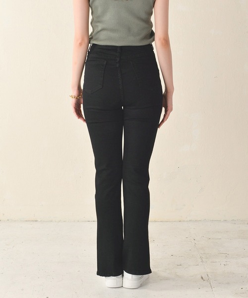 Monocoro toppi（モノコロトッピ）の「スリット入り ストレッチ ストレートデニムパンツ（デニムパンツ・レディース・ライトブルー/ブラック・MEDIUM）」の13枚目の写真