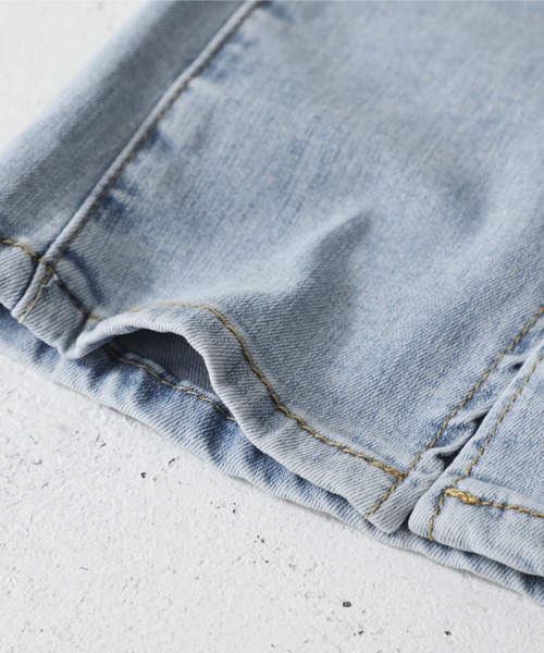 Monocoro toppi（モノコロトッピ）の「スリット入り ストレッチ ストレートデニムパンツ（デニムパンツ・レディース・ライトブルー/ブラック・MEDIUM）」の14枚目の写真