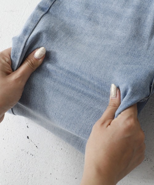 Monocoro toppi（モノコロトッピ）の「スリット入り ストレッチ ストレートデニムパンツ（デニムパンツ・レディース・ライトブルー/ブラック・MEDIUM）」の15枚目の写真