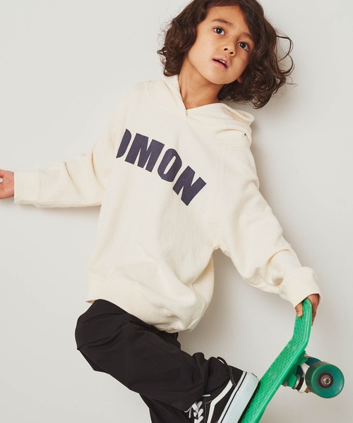 &yam(アンドヤム)の「USA裏毛オーバーサイズ裏使いプリントパーカー(パーカー・キッズ・ブルー/ブラック/ベージュ/ホワイト・130-140cm/150-160cm/140-150cm/120-130cm/110-120cm)」の5枚目の写真