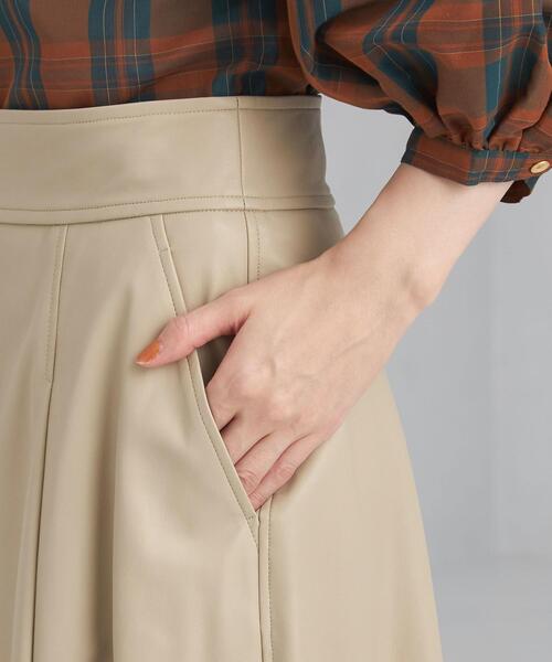 green label relaxing（グリーンレーベルリラクシング）の「フェイクレザー フレア スカート（スカート・レディース・ベージュ/ブラック・38/36）」の15枚目の写真