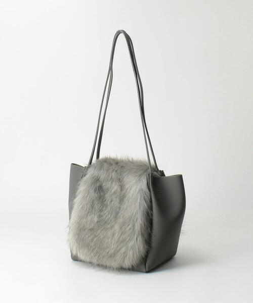 closet story(クローゼットストーリー)の「<closet story>フェイクファーカバー キューブ ショルダーバッグ(ショルダーバッグ・レディース・ベージュ/グレー・FREE)」の4枚目の写真