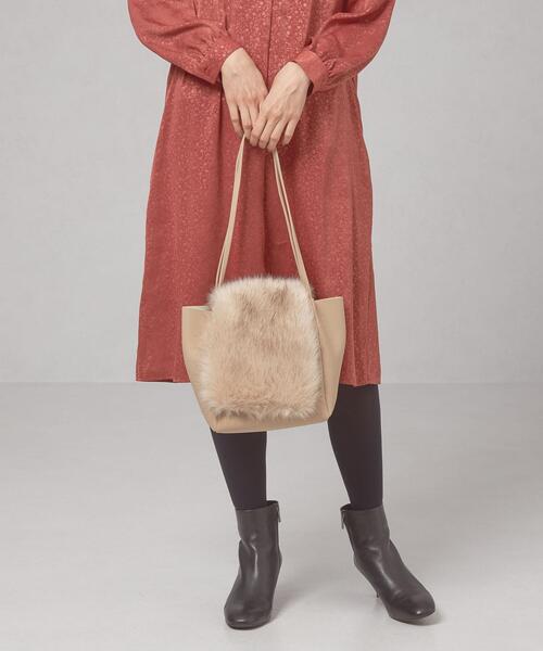 closet story(クローゼットストーリー)の「<closet story>フェイクファーカバー キューブ ショルダーバッグ(ショルダーバッグ・レディース・ベージュ/グレー・FREE)」の3枚目の写真