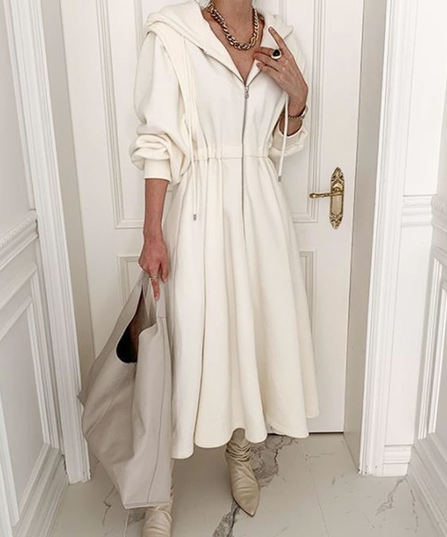 Grandeir（グランディール）の「フロントジップ パーカー ワンピース（ワンピース・レディース・グレー/ブラック/アイボリー・M）」の2枚目の写真