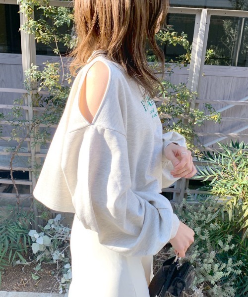 OLIVE des OLIVE（オリーブデオリーブ）の「オープンショルダー刺繍プルオーバー/カットアウトトップス（スウェット・レディース・ネイビー/グレー/オフホワイト・FREE）」の13枚目の写真