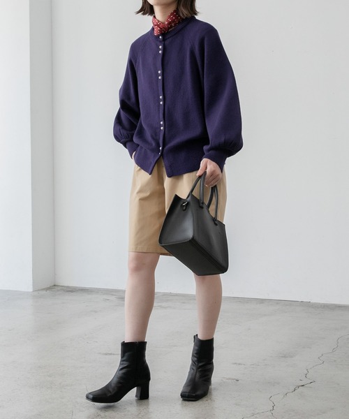 BONLECILL(ボンルシール)の「ラグランボリュームスリーブ パールボタンニットカーディガン(カーディガン/ボレロ・レディース・ブラック/ネイビー/レッド/アイボリー/ブラック系1/グレー/ピンク・FREE)」の9枚目の写真