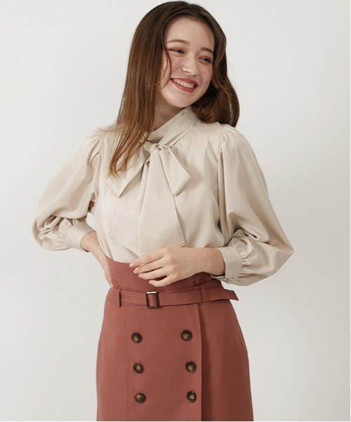 ASTORIA ODIER（アストリアオディール）の「リボンタイハイネックボリュームスリーブブラウス（シャツ/ブラウス・レディース・ホワイト/ベージュ/ブラウン/クリーム/ピンク・SMALL/MEDIUM）」の4枚目の写真