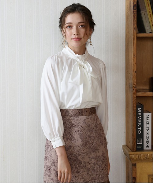 ASTORIA ODIER（アストリアオディール）の「リボンタイハイネックボリュームスリーブブラウス（シャツ/ブラウス・レディース・ホワイト/ベージュ/ブラウン/クリーム/ピンク・SMALL/MEDIUM）」の2枚目の写真