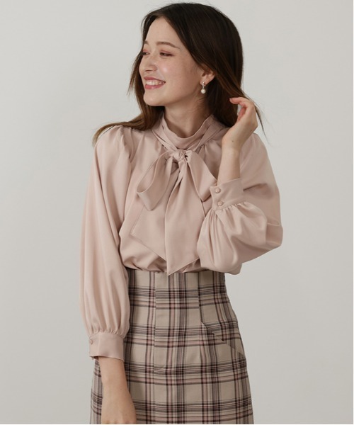 ASTORIA ODIER（アストリアオディール）の「リボンタイハイネックボリュームスリーブブラウス（シャツ/ブラウス・レディース・ホワイト/ベージュ/ブラウン/クリーム/ピンク・SMALL/MEDIUM）」の5枚目の写真