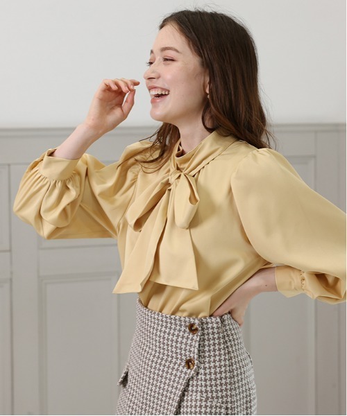 ASTORIA ODIER（アストリアオディール）の「リボンタイハイネックボリュームスリーブブラウス（シャツ/ブラウス・レディース・ホワイト/ベージュ/ブラウン/クリーム/ピンク・SMALL/MEDIUM）」の16枚目の写真