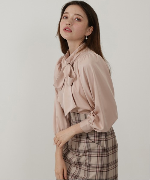 ASTORIA ODIER（アストリアオディール）の「リボンタイハイネックボリュームスリーブブラウス（シャツ/ブラウス・レディース・ホワイト/ベージュ/ブラウン/クリーム/ピンク・SMALL/MEDIUM）」の11枚目の写真