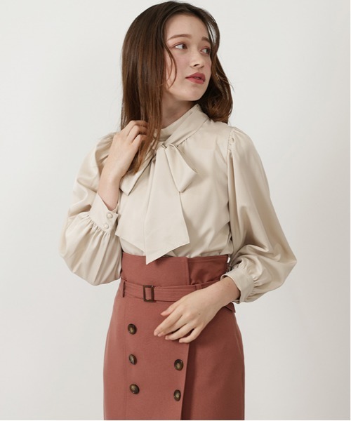 ASTORIA ODIER（アストリアオディール）の「リボンタイハイネックボリュームスリーブブラウス（シャツ/ブラウス・レディース・ホワイト/ベージュ/ブラウン/クリーム/ピンク・SMALL/MEDIUM）」の17枚目の写真